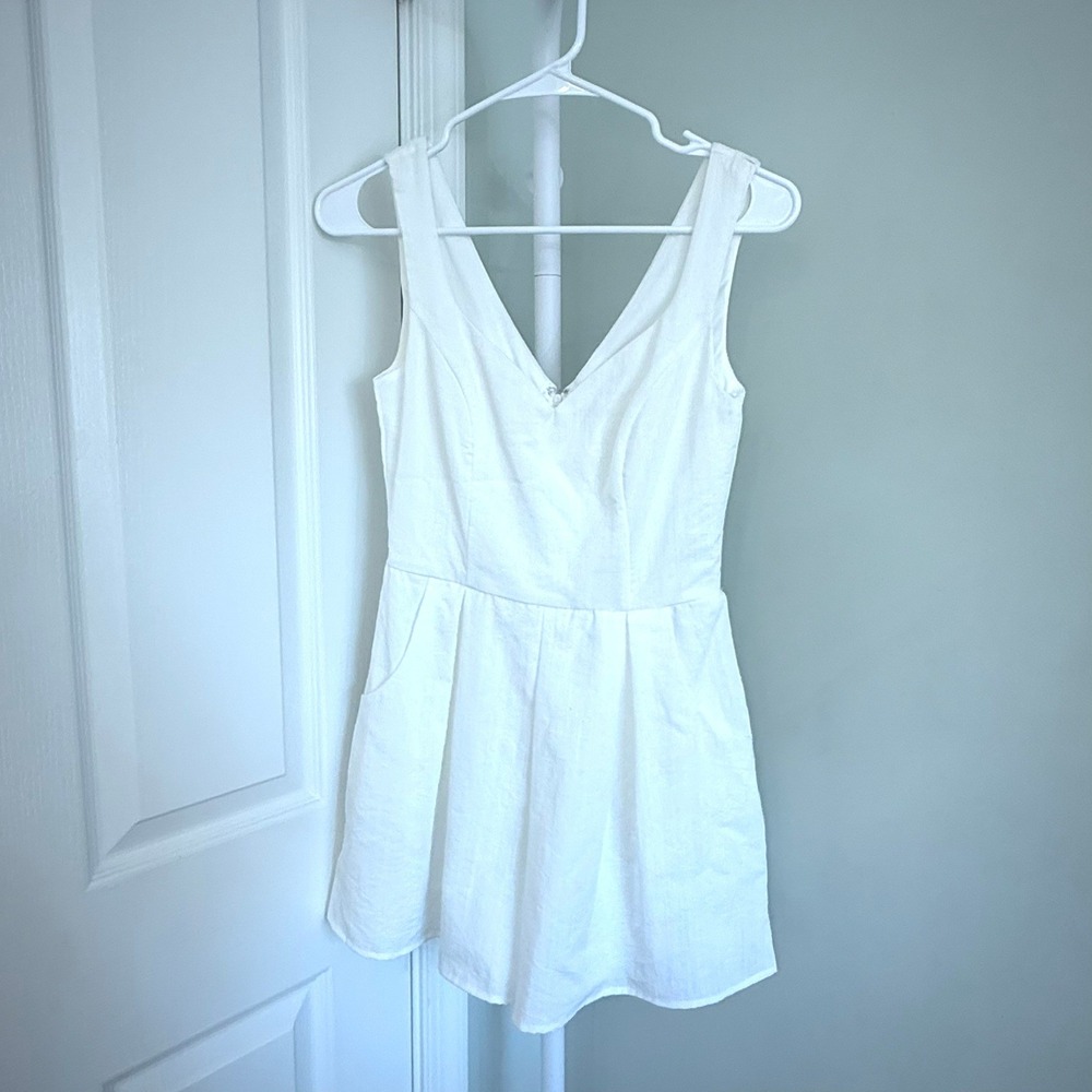 Mi Ami Women's White Double V-Neck Sleeveless Romper Size XS Pockets Summer
